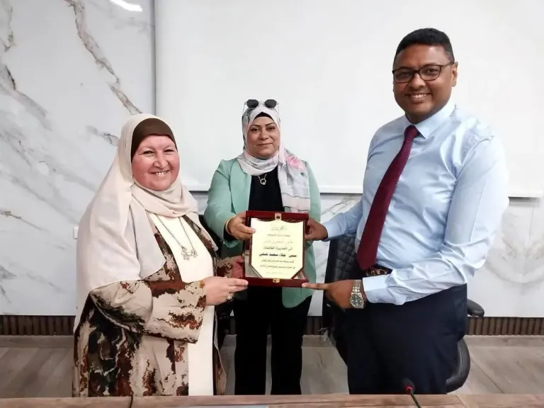 وكيل وزارة الصحة بالبحر الأحمر يكرم هيئة التمريض احتفالاً باليوم العالمى للتمريض