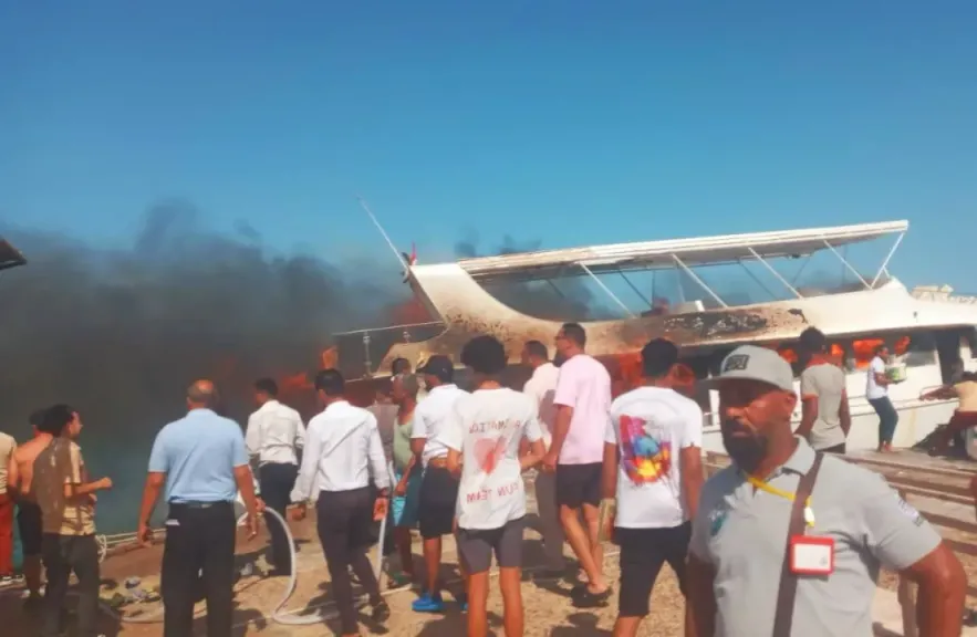 حريق في لنش سياحي أثناء رسوه بمارينا أحد الفنادق بالغردقة دون إصابات