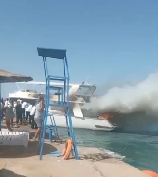 التحقيق في العثور علي جثة شاب بحريق لنش سياحي أثناء رسوه بمارينا أحد الفنادق بالغردقة
