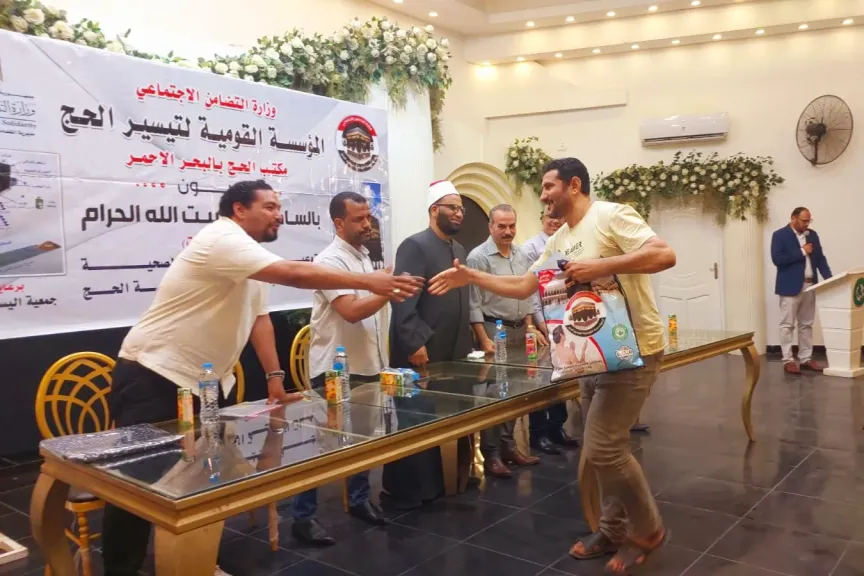 وكيل تضامن البحر الأحمر يُسلِم ملابس الإحرام لحجاج الجمعيات الأهلية