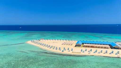 شواطئ ”Bianca island” تجذب السائحين...