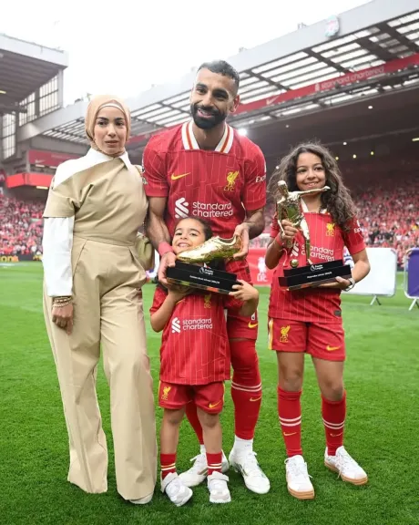 النجم المصري محمد صلاح نجم ليفربول، يحتفل مع عائلته بجائزتي هداف وأفضل صانع للأهداف في البريميرليغ هذا الموسم.