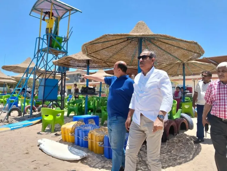 رئيس مدينة الغردقة يتفقد الشواطئ العامة استعدادًا لعيد الأضحى المبارك