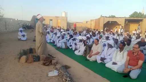 رئيس مدينة حلايب يؤدي صلاة...
