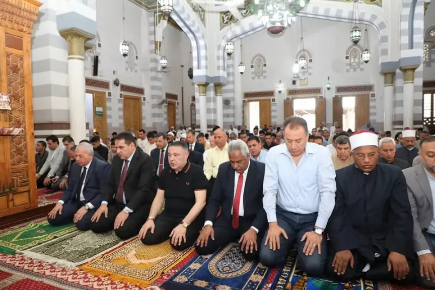 محافظ البحر الأحمر يؤدي صلاة العيد بمسجد عبدالمنعم رياض وآلاف المواطنين بساحة الميناء الكبير
