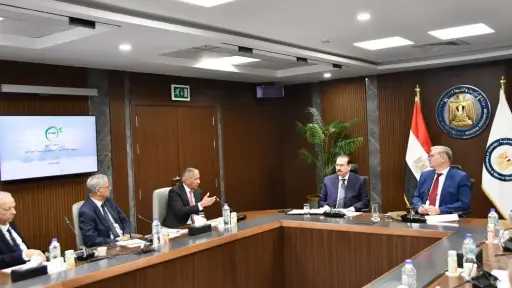 وزير البترول يعقد اجتماعًا مع...