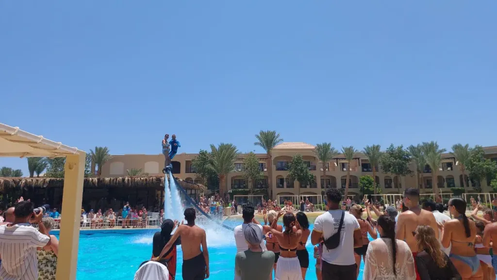 عروض الفلاى بورد تبهر المصريين والسياح بفنادق الغردقة.