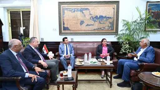 وزير الشباب والرياضة يجتمع مع...