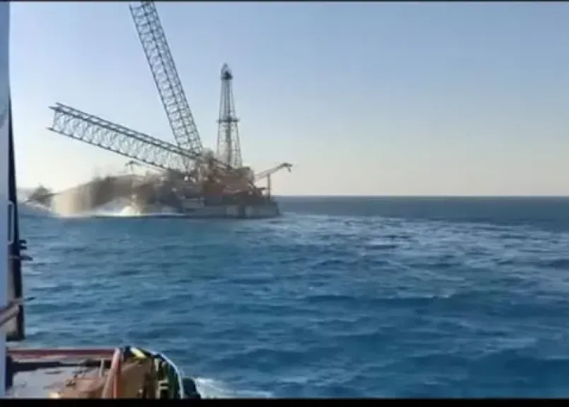 انهيار حفار بترول قديم بمدينة رأس غارب دون إصابات