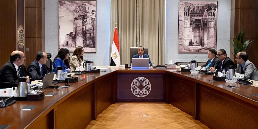 رئيس الوزراء يُتابع الموقف التنفيذي لعددٍ من المشروعات بمحافظة البحر الأحمر ويُوجه بالتزام الفنادق بتشغيل محطات تحلية المياه الخاصة بها