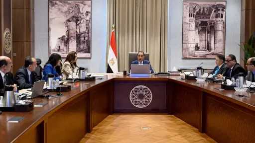 رئيس الوزراء يُتابع الموقف التنفيذي...