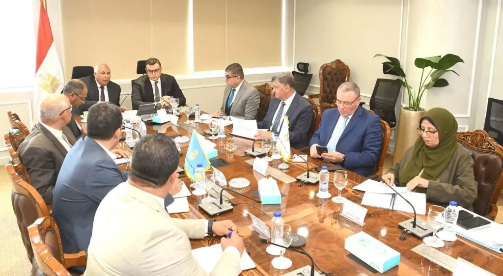 وزير الإسكان ومحافظ الوادي الجديد يبحثان عددًا من ملفات التعاون المشترك المتعلقة بمياه الشرب والصرف الصحي