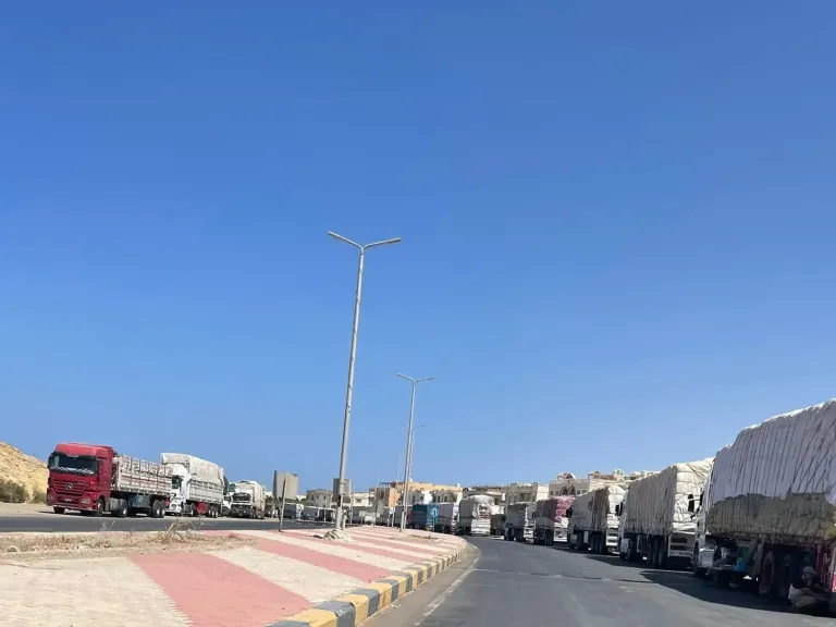 تتسبب في الازعاج والضوضاء والتزاحم المروري "مرسي علم" المدينة السياحية الشهيرة تشكو تكدس الشاحنات وسيارات النقل الثقيل بشوارعها ظاهرة تهدد أرواح السكان وتشوّه المظهر السياحي وت