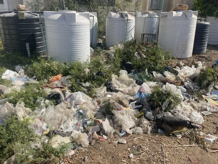 أهالي أبو عشرة يشكون تراكم القمامة وتجاهل شركة النظافة: "لسنا أقل من شوارع السياحة"