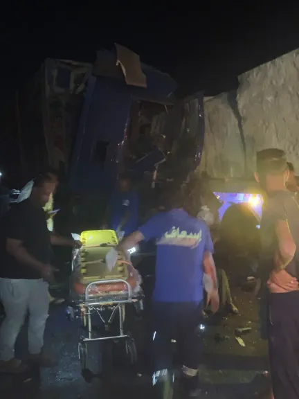 مصرع سائق وإصابة ابنته في حادث تصادم سيارتين نقل بطريق الغردقة – رأس غارب