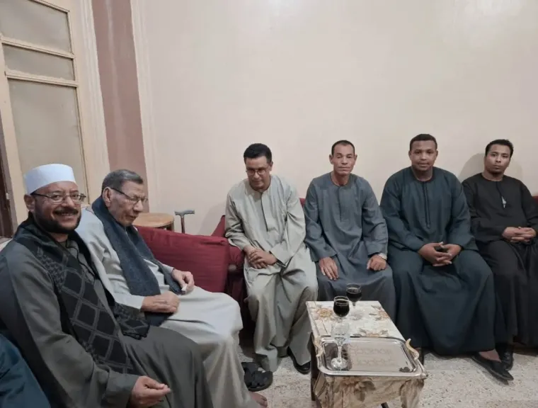 الدكتور "حمدي سليمان" يزور شيخ نواب سوهاج النائب عطية حافظ بربري في منزله وسط ترحيب كبير من أبنائه وأحفاده ومحبيه