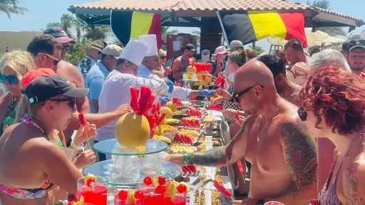 بالاعلام والتورته والعصائر  ...